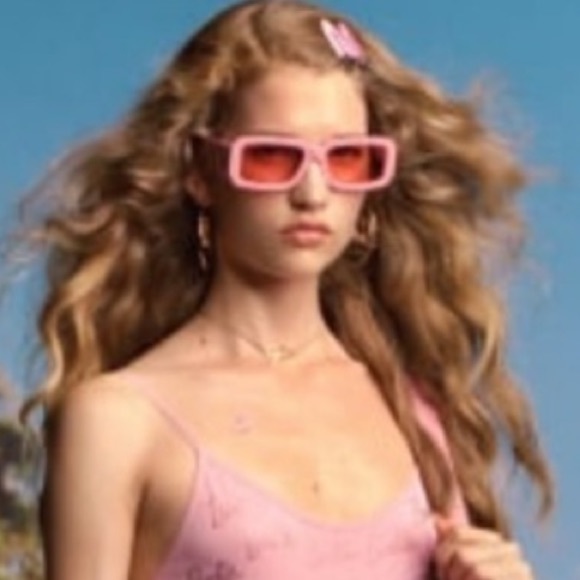 BARBIE™ THE MOVIE ©WARNER BROS. GOLD-PLATED BARBIE NECKLACE - Picture 5 of 16